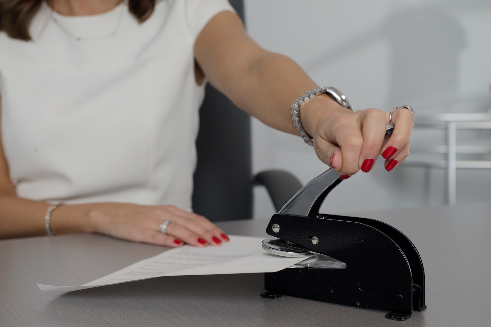 How To Become A Notary: A Step-by-Step Guide - BusinessMole